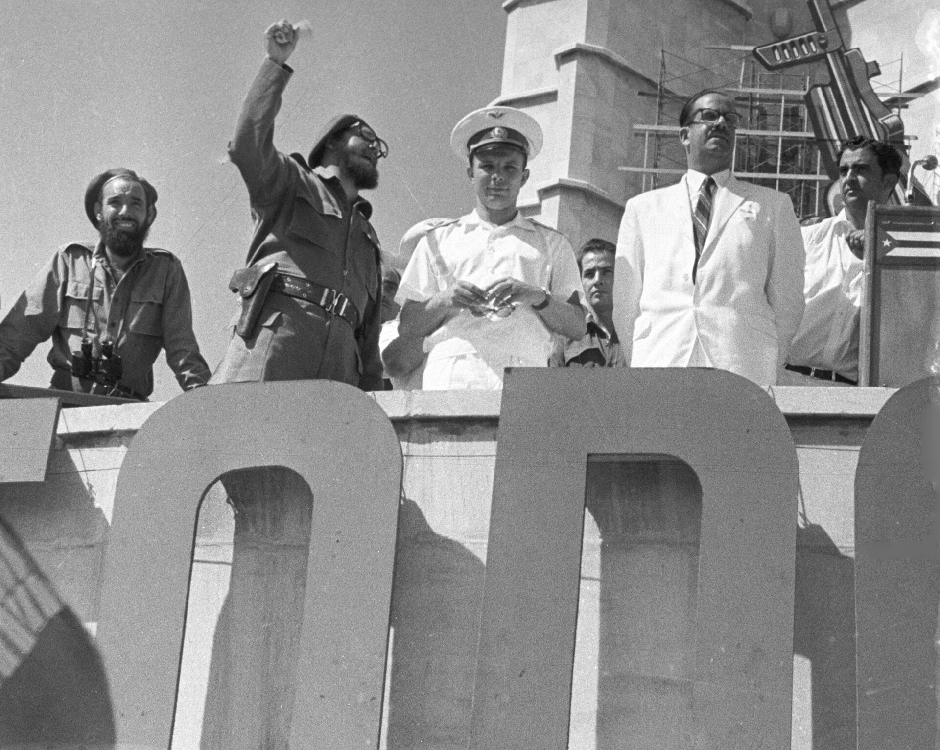 Fidel Castro y Yuri Gagarin en la Plaza de la Revolución, en 1961 - Sputnik Mundo, 1920, 12.04.2021