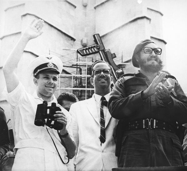 Yuri Gagarin saluda al pueblo cubano en la Plaza de la Revolución junto a Fidel Castro y el presidente Osvaldo Dorticós en 1961 - Sputnik Mundo