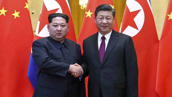 Líder norcoreano, Kim Jong-un, y el presidente chino, Xi Jinping (archivo) - Sputnik Mundo