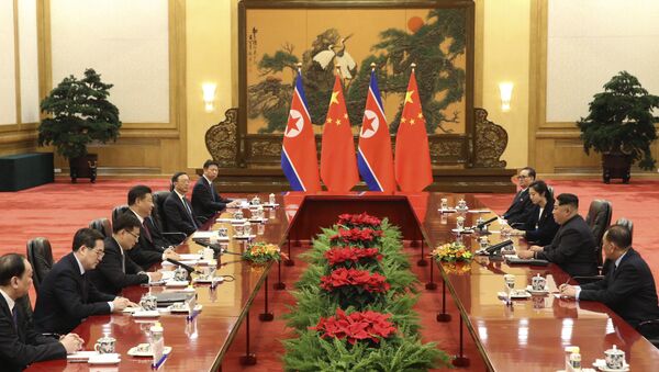 Reunión entre el presidente chino, Xi Jinping, y el líder norcoreano, Kim Jong-un - Sputnik Mundo