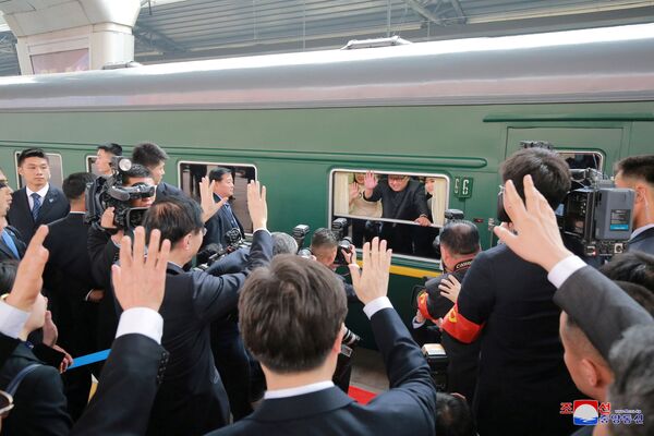 Rumores, sanciones y un tren blindado: así fue el primer viaje de Kim Jong-un al extranjero - Sputnik Mundo