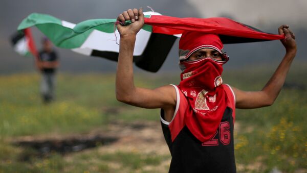 Un demonstrante palestino en Gaza (imagen referencial) - Sputnik Mundo