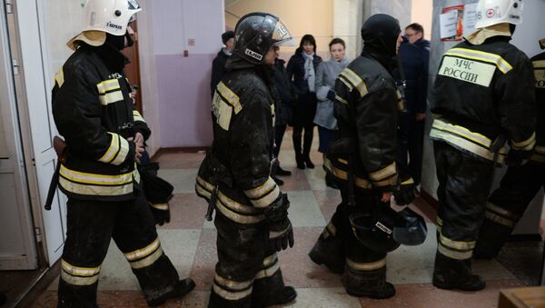 Empleados del Ministerio de Emergencias de Rusia cerca del centro comercial quemado en Kémerovo - Sputnik Mundo