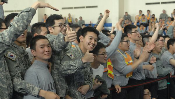 Jóvenes surcoreanos en vestimenta militar - Sputnik Mundo