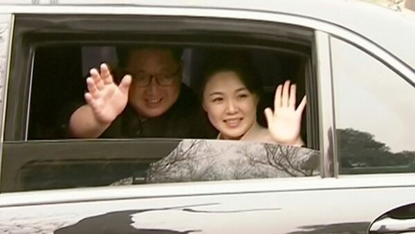 El líder norcoreano, Kim Jong-Un, y su esposa Ri Sol-ju - Sputnik Mundo