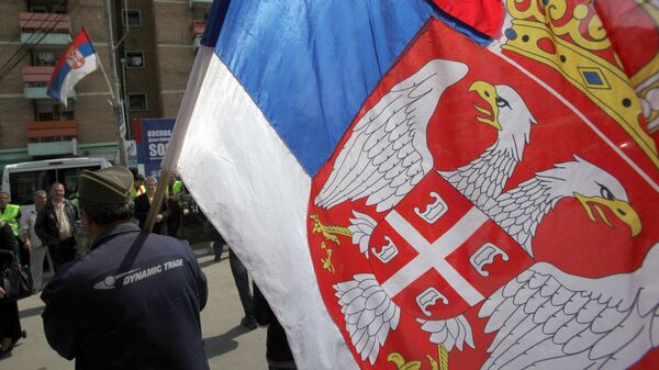 Un hombre con la bandera de Serbia en la ciudad de Mitrovica (archivo) - Sputnik Mundo
