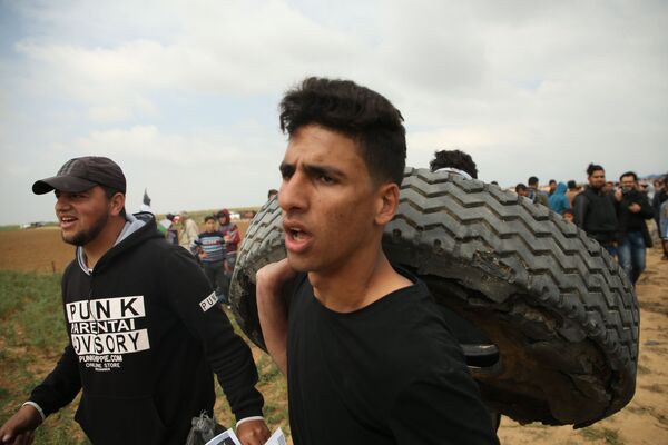 Feroces enfrentamientos entre palestinos y militares israelíes junto a la frontera de la Franja de Gaza - Sputnik Mundo