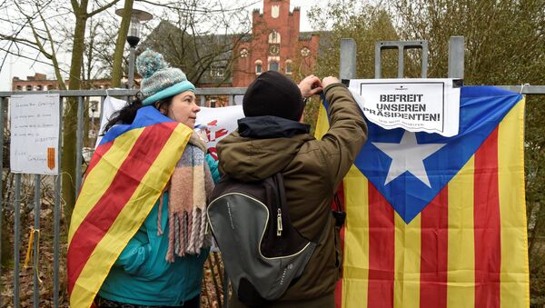 Manifestantes con las banderas independentistas de Cataluña en Neumuenster, Alemania - Sputnik Mundo