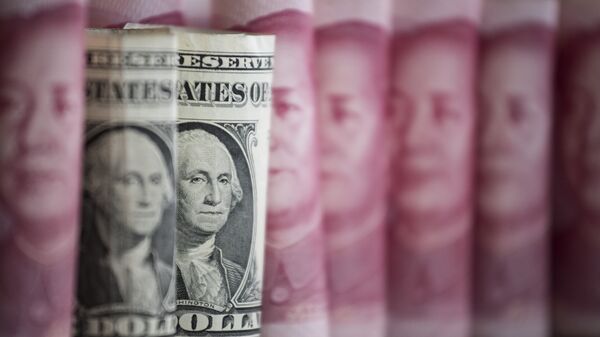 Yuanes y dólares (monedas de China y EEUU, respectivamente) - Sputnik Mundo