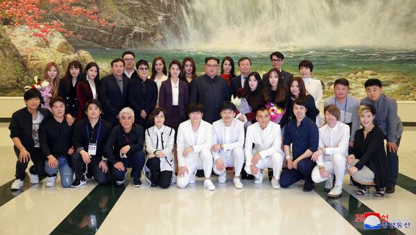 Kim Jong-un y su esposa Ri Sol-ju al lado de los músicos surcoreanos - Sputnik Mundo