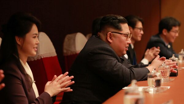 El líder norcoreano, Kim Jong-un, asiste al concierto de músicos surcoreanos - Sputnik Mundo