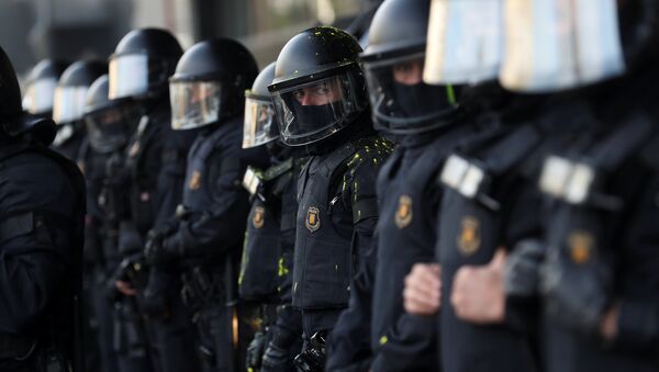 Policía durante las protestas en Cataluña - Sputnik Mundo
