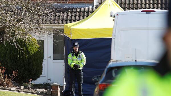 Policía británica cerca de la casa de exespía Serguéi Skripal - Sputnik Mundo