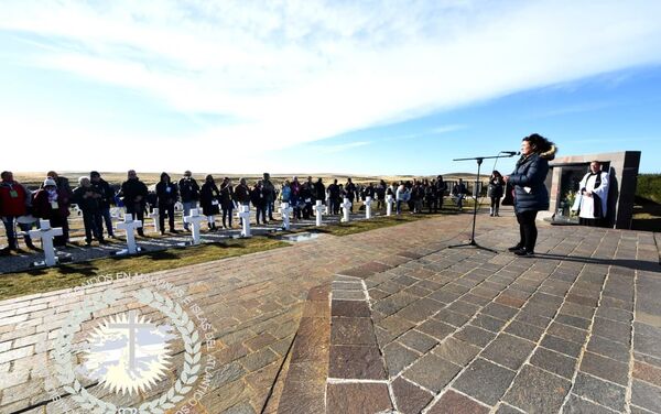 Imágenes de la comitiva de familiares de caídos en Malvinas que visitó las islas el 26 de marzo con motivo de la identificación de los restos de 90 soldados. - Sputnik Mundo