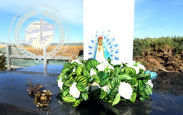 Imágenes de la comitiva de familiares de caídos en Malvinas que visitó las islas el 26 de marzo con motivo de la identificación de los restos de 90 soldados. - Sputnik Mundo