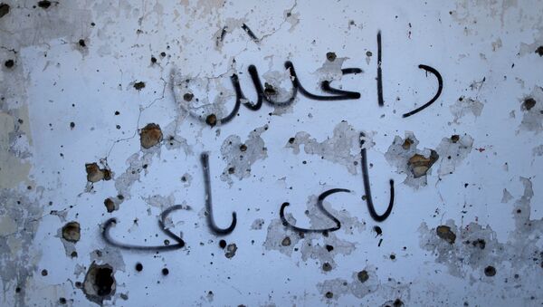 Un graffiti en el que se lee Daesh adiós - Sputnik Mundo
