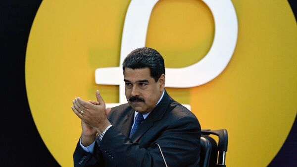 Nicolás Maduro, presidente de Venezuela, junto al logo de la criptomoneda petro (archivo) - Sputnik Mundo