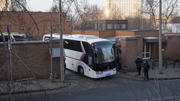 Los autobuses que llevan diplomáticos expulsados salen de la Embajada de EEUU en Moscú - Sputnik Mundo