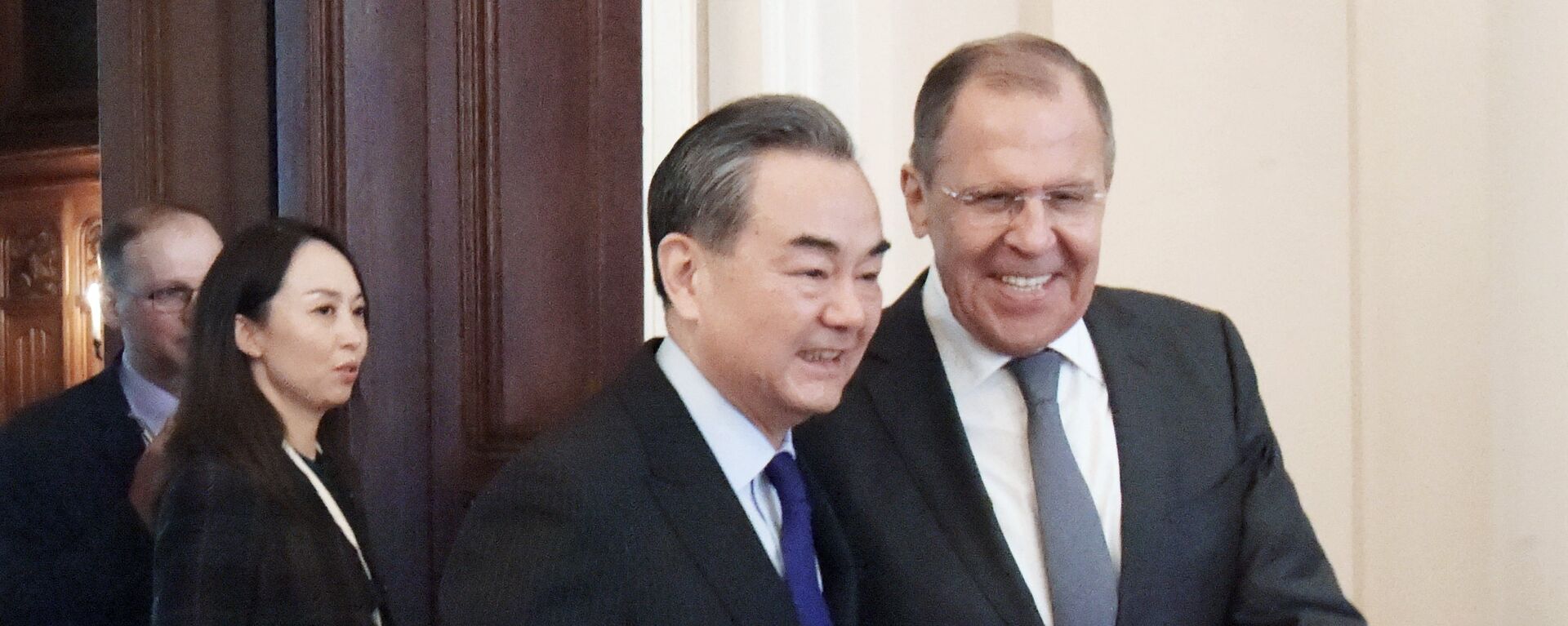 Ministro ruso de asuntos exteriores, Serguéi Lavrov, y su homólogo chino, Wang Yi  - Sputnik Mundo, 1920, 07.08.2023