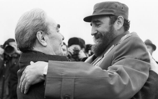 El retrato de  Leonid Brézhnev y Fidel Castro - Sputnik Mundo
