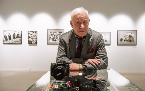 Yuri Abrámochkin, el fotógrafo ruso durante la exposición de sus retratos - Sputnik Mundo