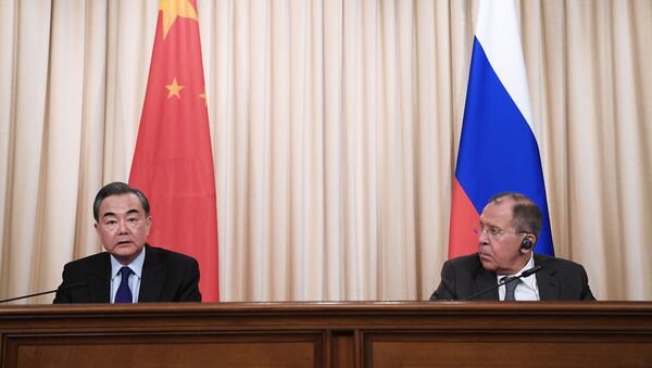 Ministro de Asuntos Exteriores de China, Wang Yi, y su homólogo ruso, Serguéi Lavrov (archivo) - Sputnik Mundo