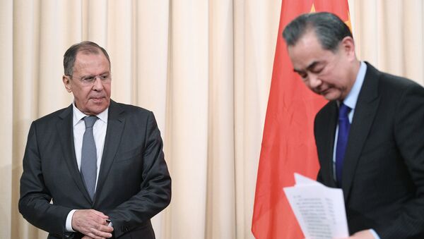 Ministro de Asuntos Exteriores de Rusia, Serguéi Lavrov, y su homólogo chino, Wang Yi (archivo) - Sputnik Mundo