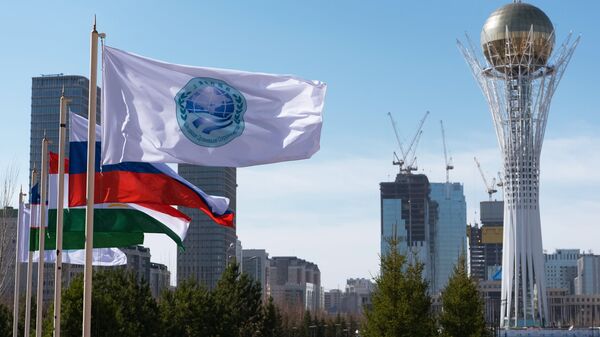 La bandera de la Organización de Cooperación de Shanghái (OCS) y las banderas de sus miembros, Astaná, Kasajistán - Sputnik Mundo