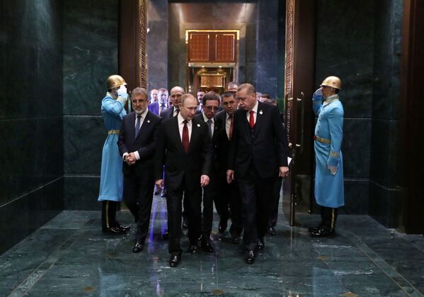 Los mandatarios de Rusia y de Turquía, Vladímir Putin y Recep Tayyip Erdogan, durante su reunión en el palacio presidencial de Ankara (Turquía). - Sputnik Mundo
