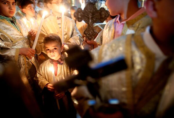 Unos cristianos palestinos en un oficio religioso en la Iglesia de San Porfirio, en la Franja de Gaza. - Sputnik Mundo