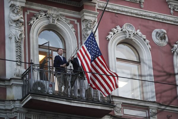 Los empleados del Consulado General de EEUU en San Petersburgo retiran la bandera estadounidense del edificio. El 29 de marzo Rusia ordenaba su cierre como respuesta a la expulsión de diplomáticos rusos en EEUU. - Sputnik Mundo