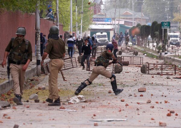 Protestas estudiantiles contra la policía en la ciudad de Srinagar, en Cachemira (la India). - Sputnik Mundo