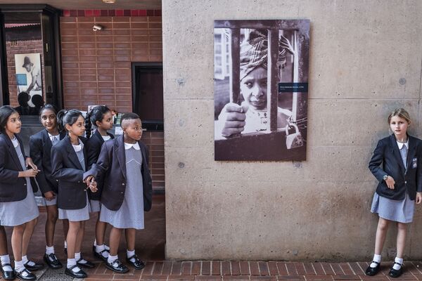 Unos estudiantes sudafricanos junto al retrato de la esposa de Nelson Mandela, Winnie Mandela, en su casa de Soweto (Sudáfrica). Falleció el 2 de abril. - Sputnik Mundo