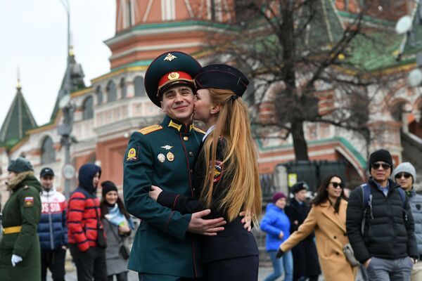 Los recién graduados cadetes de la Academia Militar de Entrenamiento de Comandos de Moscú en la Plaza Roja. - Sputnik Mundo