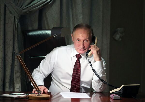 El presidente de Rusia, Vladímir Putin, atiende una llamada telefónica con el patriarca de Constantinopla Bartolomé I. - Sputnik Mundo