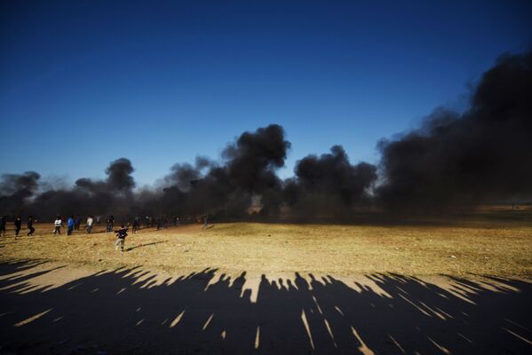 Los enfrentamientos entre palestinos y militares israelíes en la frontera entre la Franja de Gaza e Israel. - Sputnik Mundo