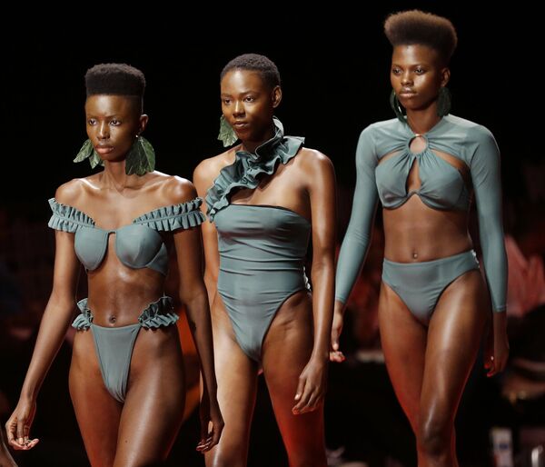 Unas modelos muestran la nueva colección de la diseñadora Andrea Lyamah en la Semana de la Moda de Lagos, en Nigeria. - Sputnik Mundo