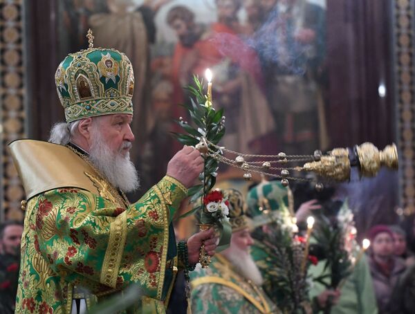 El patriarca de la Iglesia ortodoxa rusa, Kiril, durante una misa la víspera del Domingo de Ramos en la Catedral de Cristo Salvador, en Moscú. - Sputnik Mundo