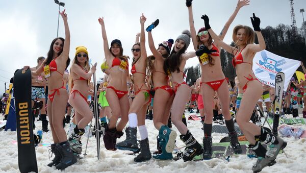 Los participantes del carnaval BoogelWoogel 2018 de Sochi antes de lanzarse desde una montaña en bañador. - Sputnik Mundo