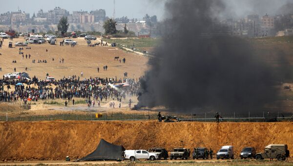 Choques entre los manifestantes y los soldados israelíes durante las protestas de los palestinos de Gaza en la frontera con Israel - Sputnik Mundo