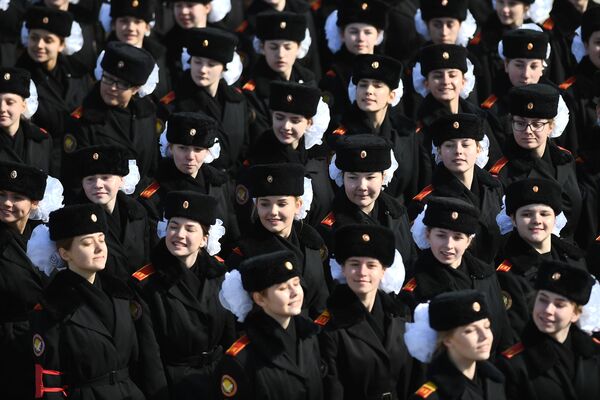 Entre esos 10.000 militares se encuentran estudiantes y cadetes de las academias militares del país. Se trata de los estudiantes de las escuelas del Ejército para menores de 18 años, de los cadetes de la Armada de Rusia, de las Fuerzas Aeroespaciales, de las Aerotransportadas, de los representantes de la Guardia Nacional de la Federación de Rusia, de los servicios de seguridad del país y de los cadetes del Ejército Infantil del Movimiento Nacional Patriótico conocido como Yunarmia. - Sputnik Mundo