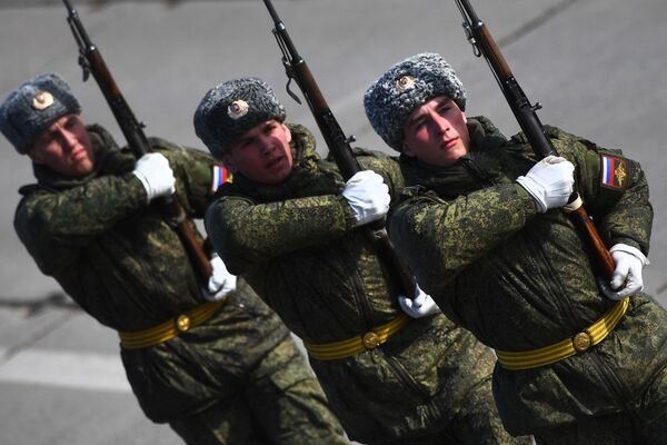 Unos militares rusos durante los ensayos para el Día de la Victoria en el polígono de Alábino, en la región de Moscú. - Sputnik Mundo