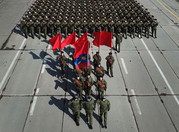 Unos militares rusos durante los ensayos para el Día de la Victoria en el polígono de Alábino, en la región de Moscú. - Sputnik Mundo