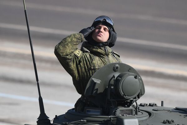 Un militar ruso durante los ensayos para el Día de la Victoria en el polígono de Alábino, en la región de Moscú. - Sputnik Mundo