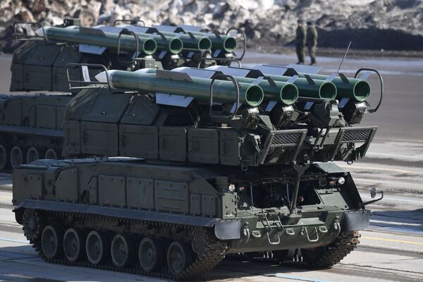 Los sistemas de misiles BUK-M2 durante los ensayos del Día de la Victoria en el polígono de Alábino, en la región de Moscú. - Sputnik Mundo