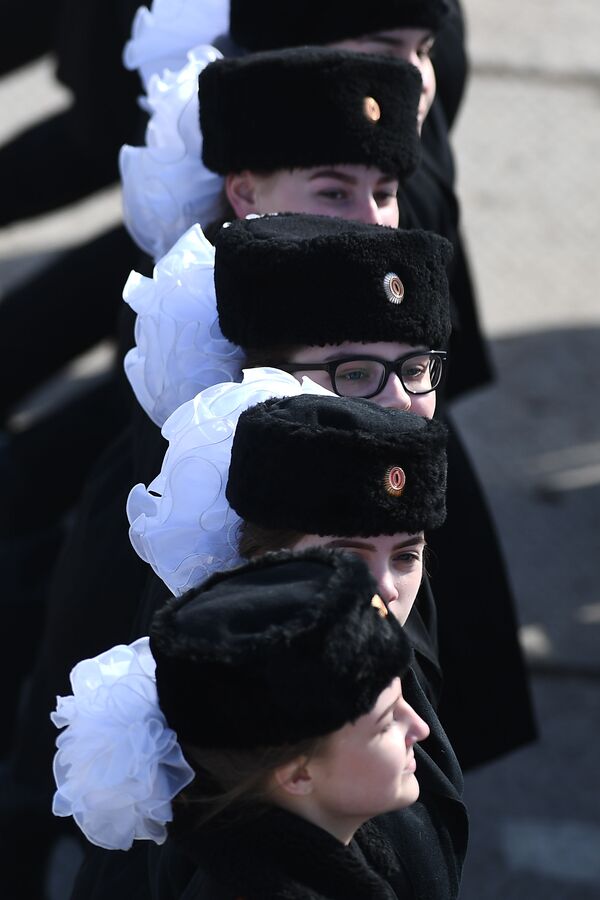Unos cadetes durante los ensayos para el Día de la Victoria en el polígono de Alábino, en la región de Moscú. - Sputnik Mundo