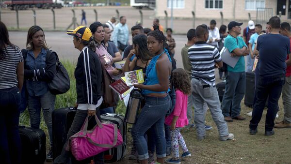 Venezolanos en la frontera con Brasil - Sputnik Mundo