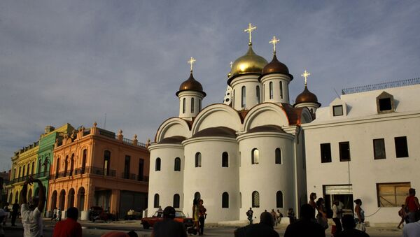 Los cubanos curiosos ante la nueva catedral de la Iglesia Ortodoxa rusa en La Habana - Sputnik Mundo