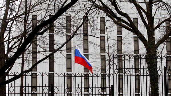La bandera de Rusia en la Embajada rusa en Washington. EEUU - Sputnik Mundo