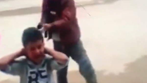 Impactante: un grupo de niños libios simula una ejecución masiva (vídeo) - Sputnik Mundo